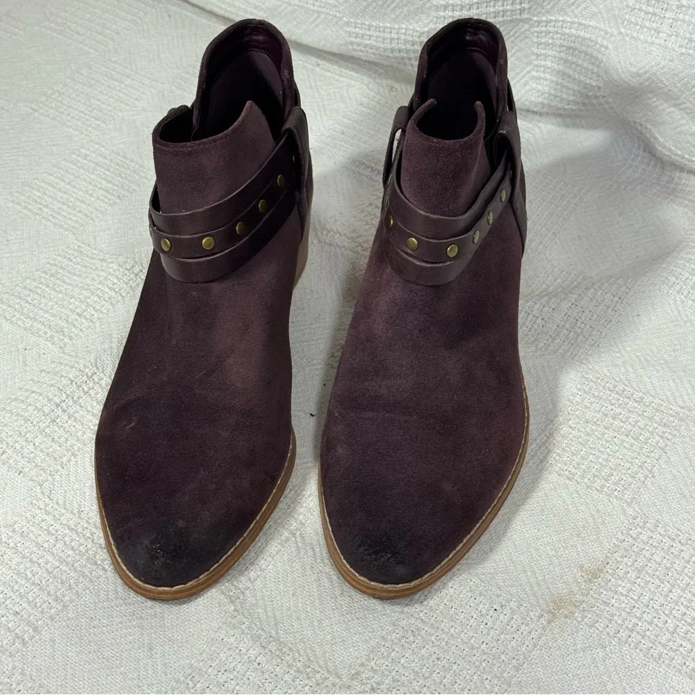 CLARKS‎ Somerset Breccan Purple Suede Studded Ankle Strap Booties Size 8.5 EUC